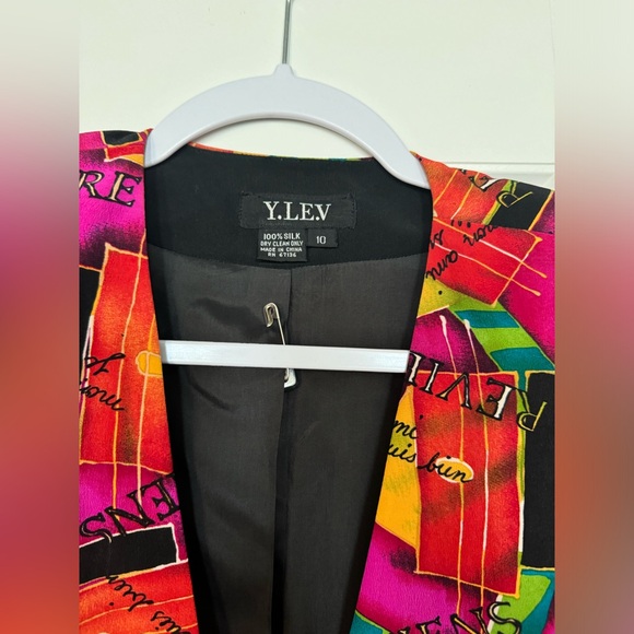 Colorful vintage blazer 💯 Silk size 10 true to size. - Picture 2 of 4